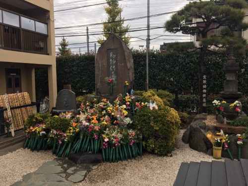 慈恵院の動物供養塔