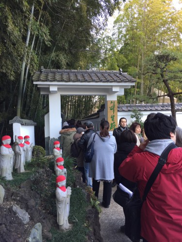 慈恵院の1月月例法要に参加する人