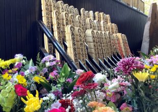 足立別院 年始の動物供養塔