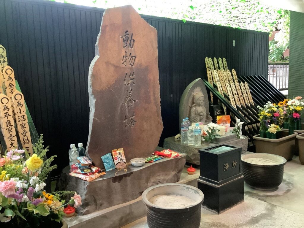 慈恵院 足立別院 屋根の下の合同供養塔