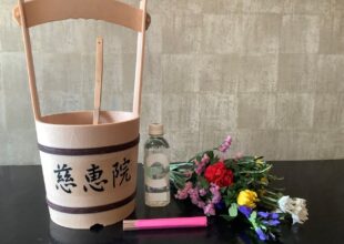 足立別院 受付の線香・水・生花